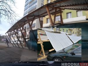 В Гродно на машину упал строительный забор. Владелец обратился в прокуратуру