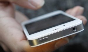 Родителям гродненских школьников предлагают обсудить, стоит ли забирать телефоны на время учебы