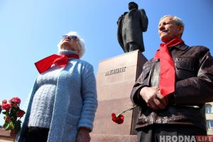 «История и семейная реликвия". Житель Гродно хранит флаг, который сняли с облисполкома в 1995 году