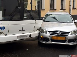 Фотофакт: на Кирова произошла авария с участием автобуса и такси 