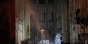 Горел собор Парижской Богоматери, обрушился шпиль. ВИДЕО Горел собор Парижской Богоматери, обрушился шпиль. ВИДЕО
