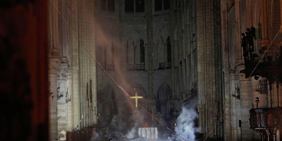 Пожар потушен, основная конструкция собора Парижской Богоматери спасена Пожар потушен, основная конструкция собора Парижской Богоматери спасена