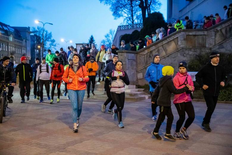 В Белостоке прошел Беговой Крестный Путь: верующие пробежали почти 20 км под руководство капеллана "Ягеллонии" В Белостоке прошел Беговой Крестный Путь: верующие пробежали почти 20 км под руководство капеллана "Ягеллонии"