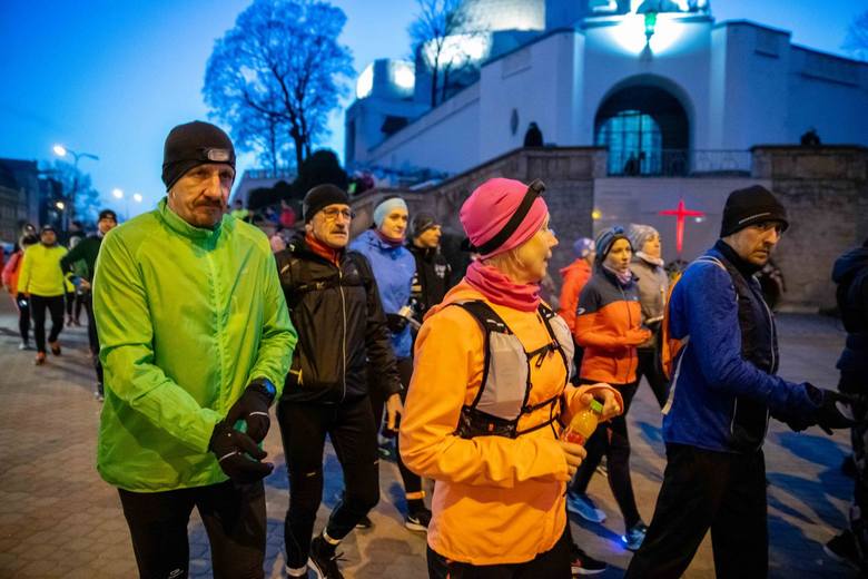 В Белостоке прошел Беговой Крестный Путь: верующие пробежали почти 20 км под руководство капеллана "Ягеллонии" В Белостоке прошел Беговой Крестный Путь: верующие пробежали почти 20 км под руководство капеллана "Ягеллонии"