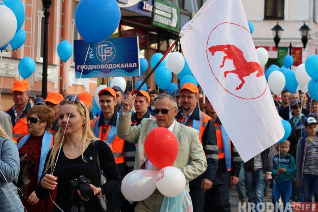 Гродненский активист с флагом ОГП присоединился к "Параду профессий" в Гродно
