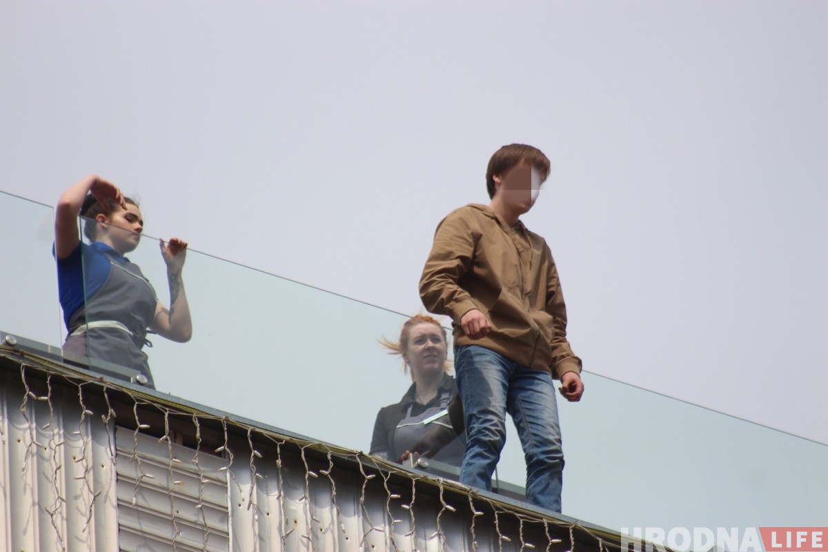 Человек пытался спрыгнуть с крыши универмага в Гродно Человек пытался спрыгнуть с крыши универмага в Гродно