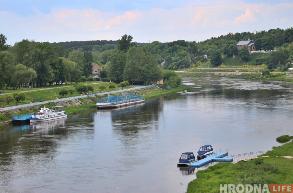 «Теплоход ходит, а мы стоим». Почему такси на Немане еще не начало сезон?