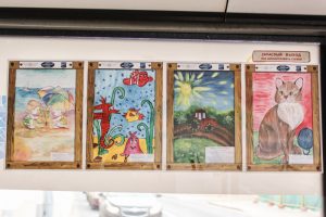 В Гродно по троллейбусам развесили почти тысячу детских рисунков