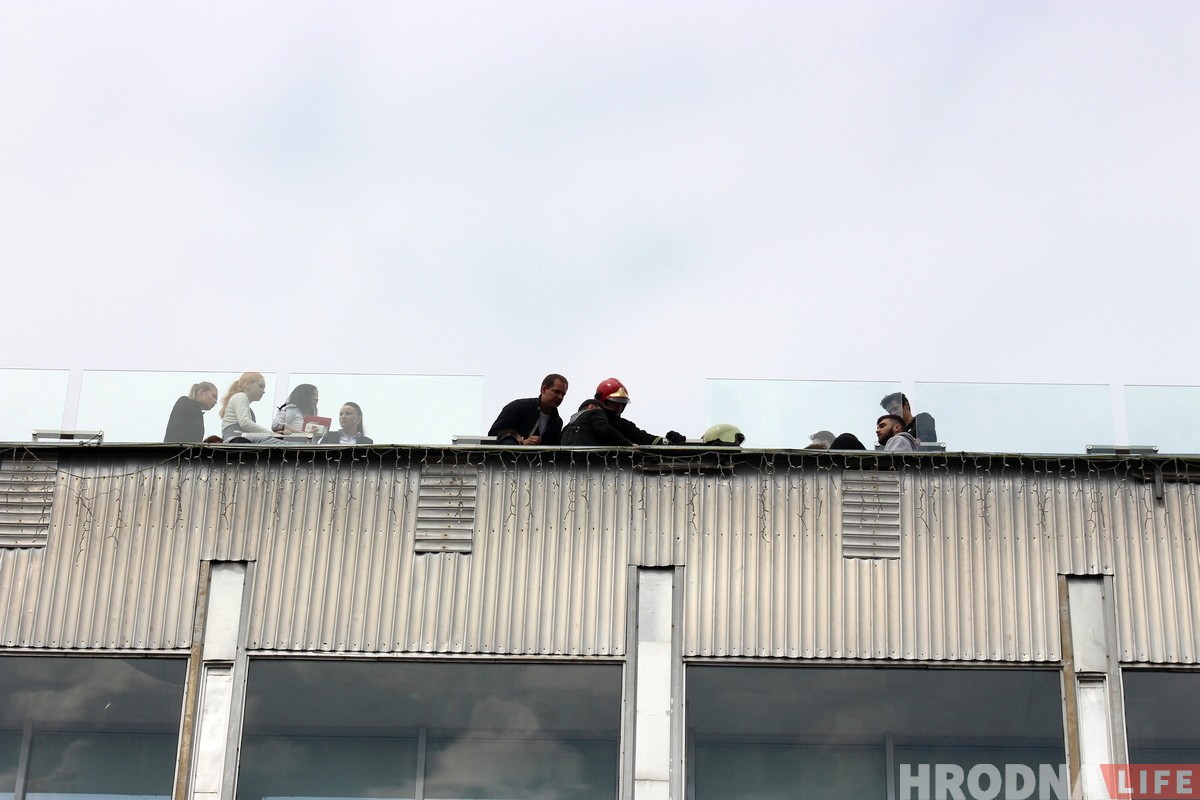 Человек пытался спрыгнуть с крыши универмага в Гродно Человек пытался спрыгнуть с крыши универмага в Гродно
