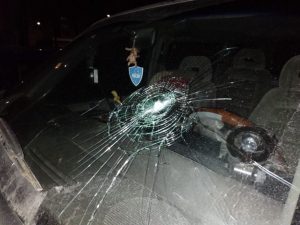 В Мостах девушка достала из штанов ремень и начала бить им автомобили