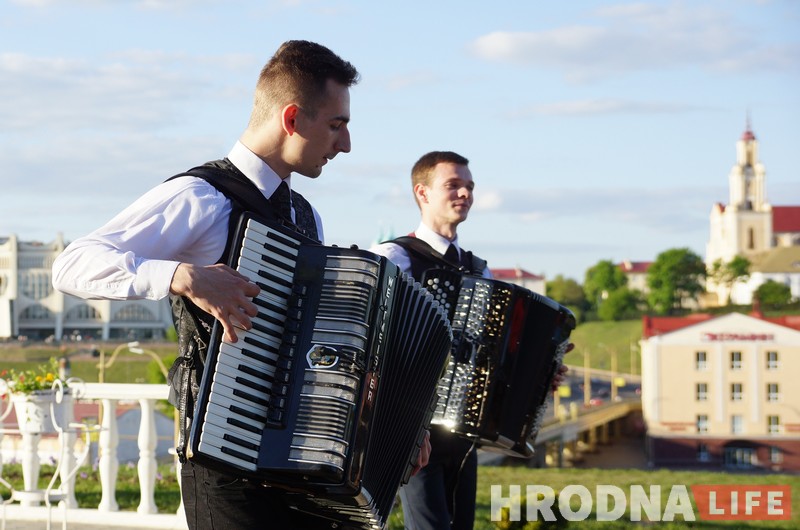 Сезон концертов у ротонды открыли ко Дню Победы Сезон концертов у ротонды открыли ко Дню Победы