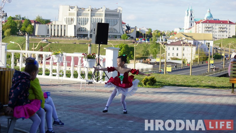 Сезон концертов у ротонды открыли ко Дню Победы Сезон концертов у ротонды открыли ко Дню Победы