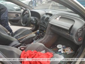 Отец и сын пытались угнать два автомобиля и украли из них вещи для продажи Отец и сын пытались угнать два автомобиля и украли из них вещи для продажи