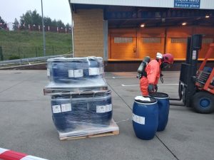 В Кузнице - ЧП с участием белорусского перевозчика. Произошла утечка химического вещества В Кузнице - ЧП с участием белорусского перевозчика. Произошла утечка химического вещества