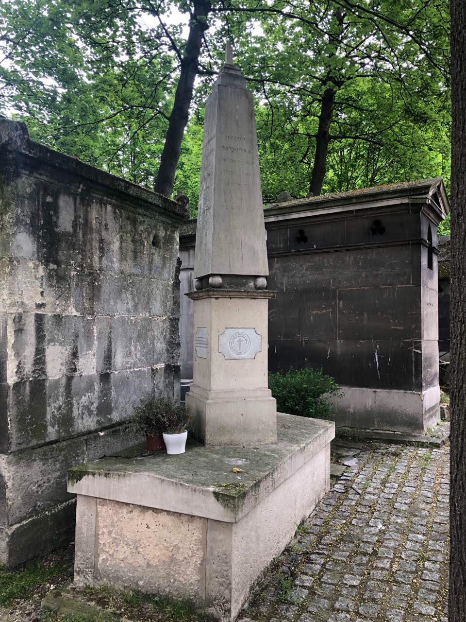 В Париже перед Радуницей благоустроили могилу Валентина Ваньковича В Париже перед Радуницей благоустроили могилу Валентина Ваньковича