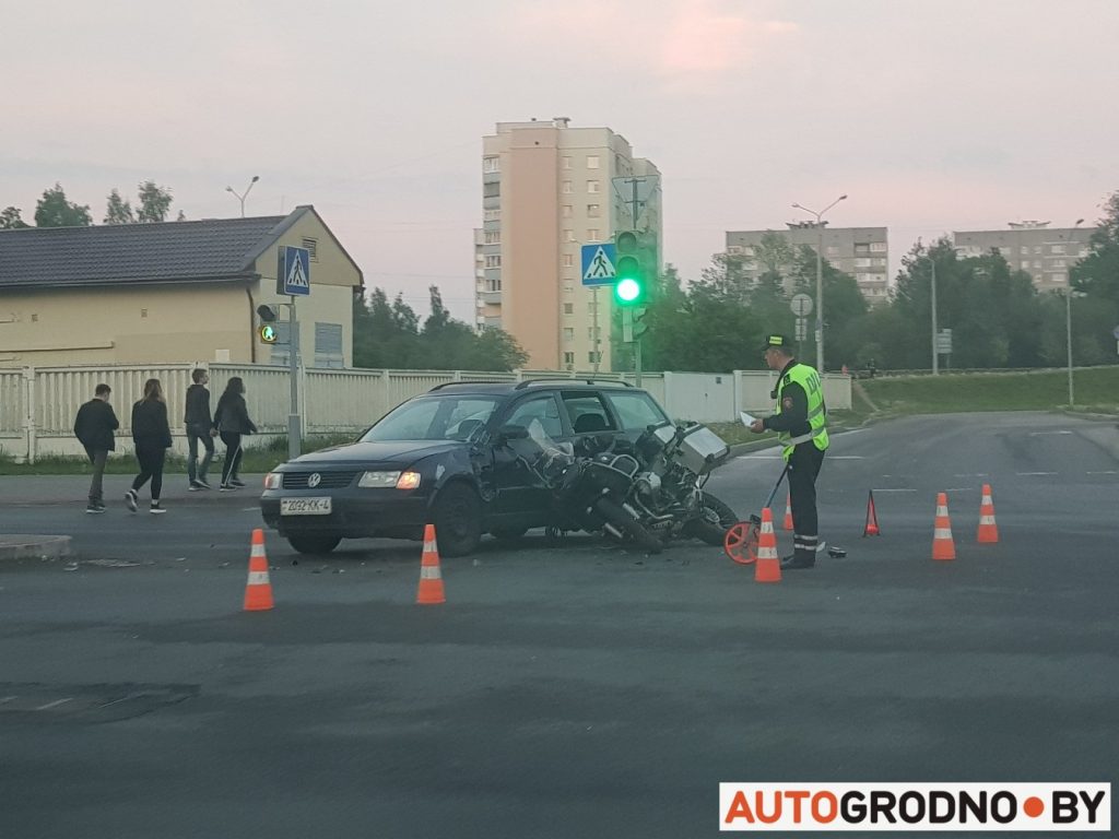 На улице Соломовой в Гродно столкнулись мотоцикл и автомобиль