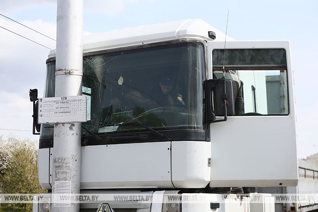 В Гродно грузовик выкатился на остановку: двое пострадавших В Гродно грузовик выкатился на остановку: двое пострадавших