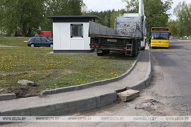 В Гродно грузовик выкатился на остановку: двое пострадавших В Гродно грузовик выкатился на остановку: двое пострадавших