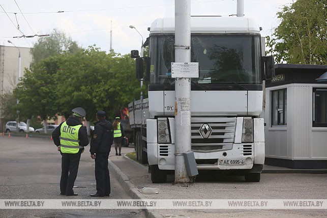 В Гродно грузовик выкатился на остановку: двое пострадавших В Гродно грузовик выкатился на остановку: двое пострадавших