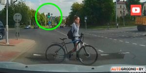 Велосипедистка в Гродно спешилась, но все равно пошла на красный. Что думают водители