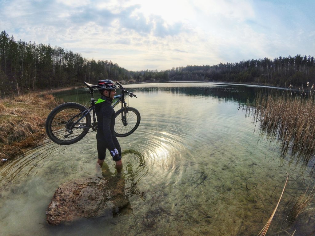 «Хочу увидеть, как живут люди». Велопутешественник едет вдоль всей границы Беларуси
