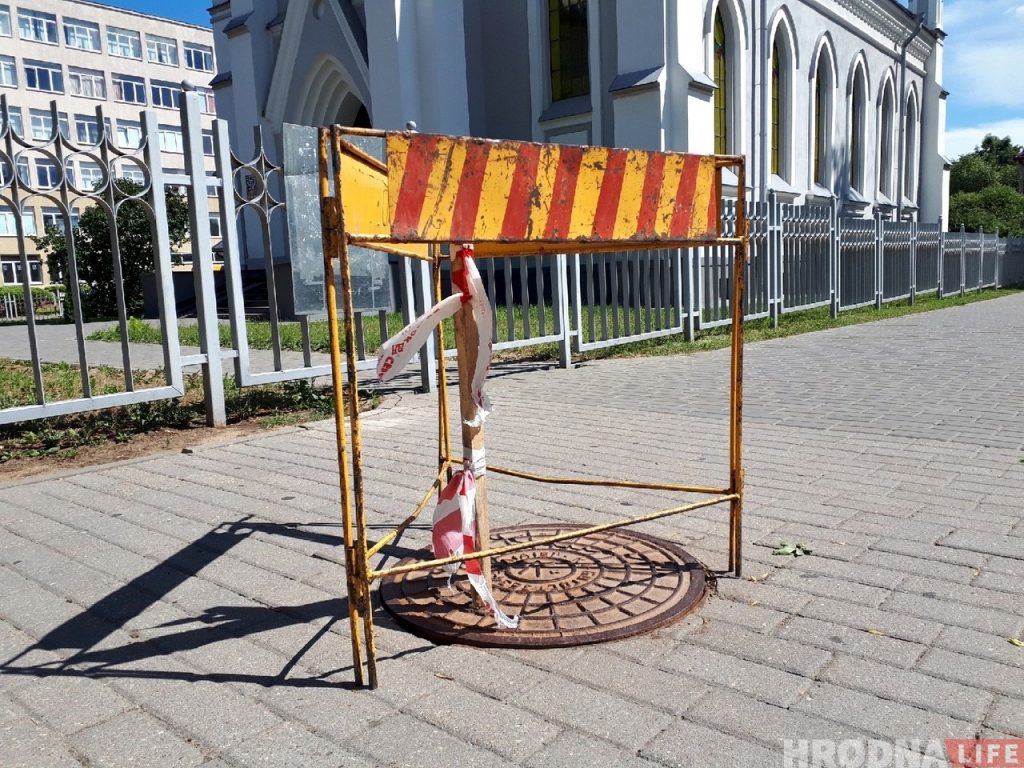 В Гродно школьник в прямом эфире провалился в канализационный люк 