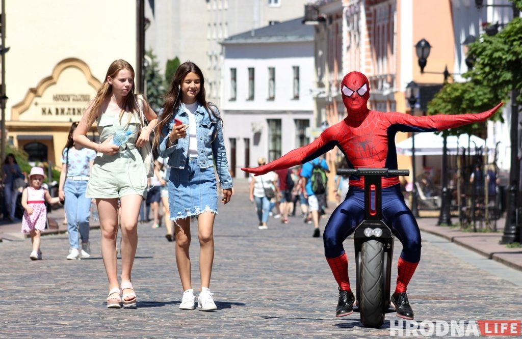 Человек-паук в центре Гродно рекламирует моноколесо и велопрокат