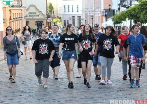 Открывает бизнес, сталкивается с дискриминацией, помогает беженцам: что можно узнать про белорусов в Польше из заголовков новостей?