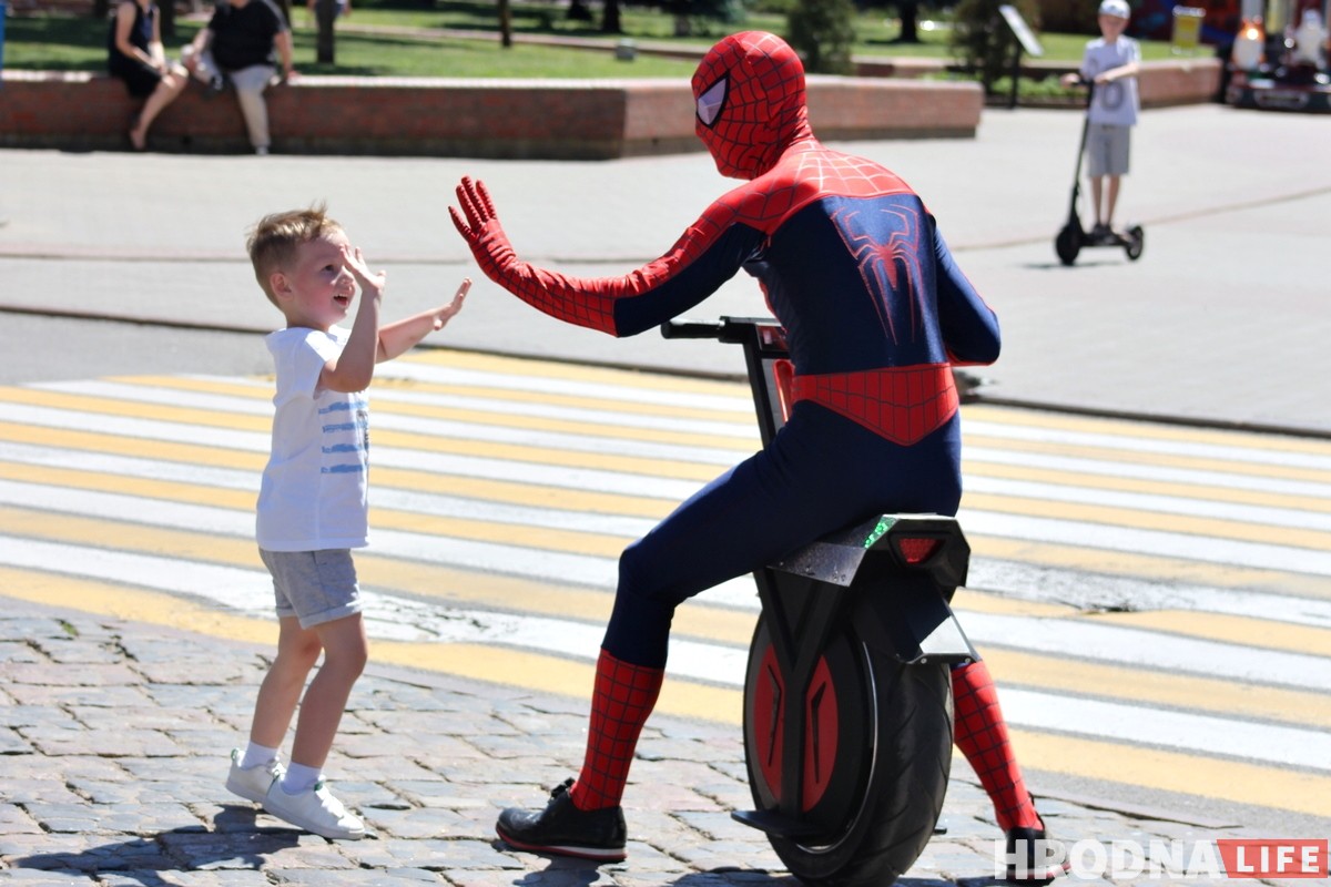 Человек-паук в центре Гродно рекламирует моноколесо и велопрокат Человек-паук в центре Гродно рекламирует моноколесо и велопрокат