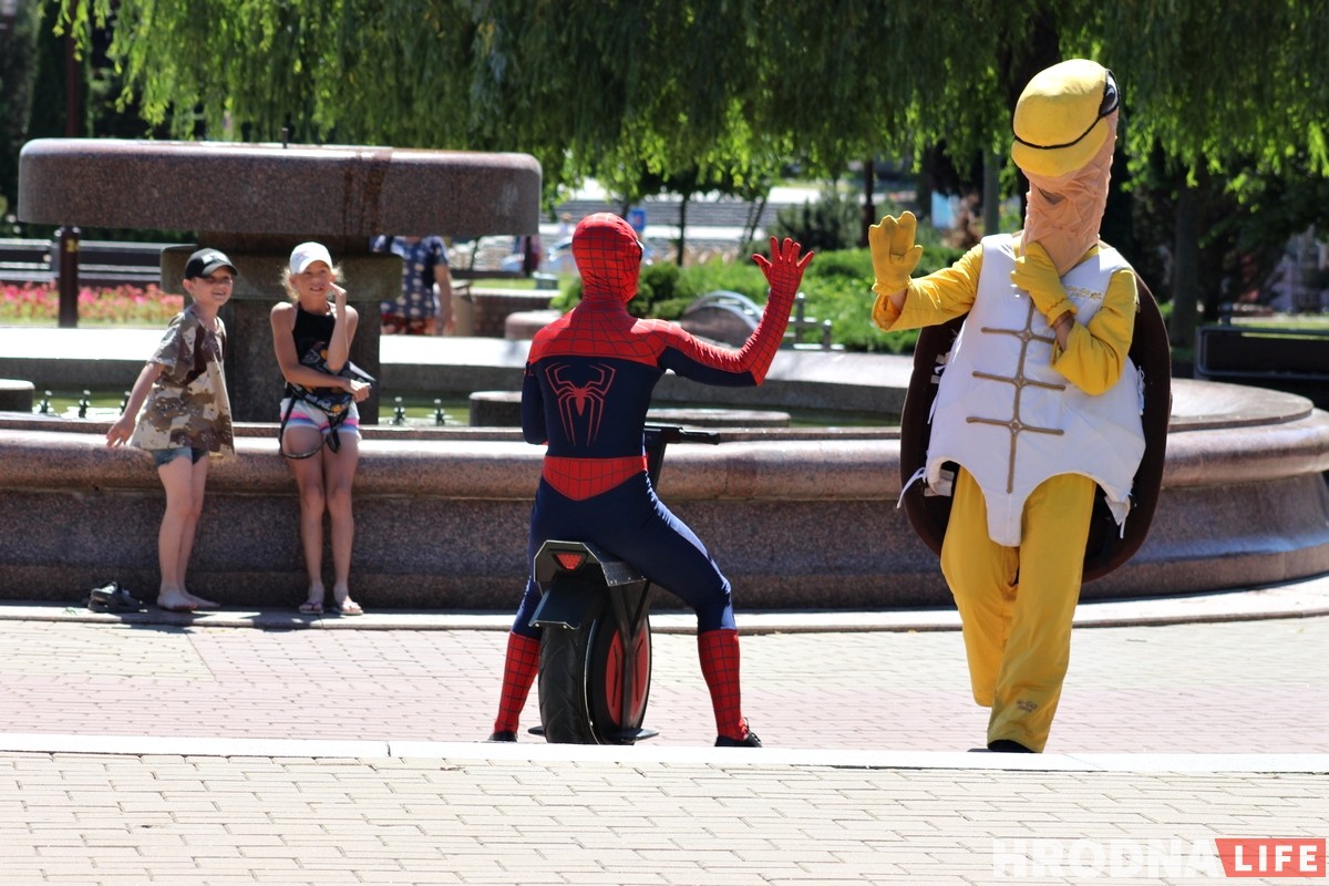 Человек-паук в центре Гродно рекламирует моноколесо и велопрокат Человек-паук в центре Гродно рекламирует моноколесо и велопрокат