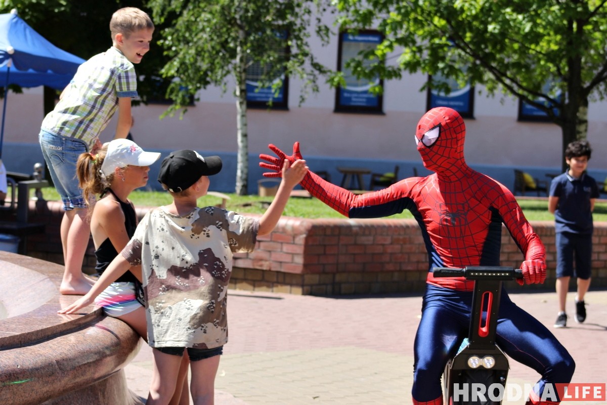 Человек-паук в центре Гродно рекламирует моноколесо и велопрокат Человек-паук в центре Гродно рекламирует моноколесо и велопрокат