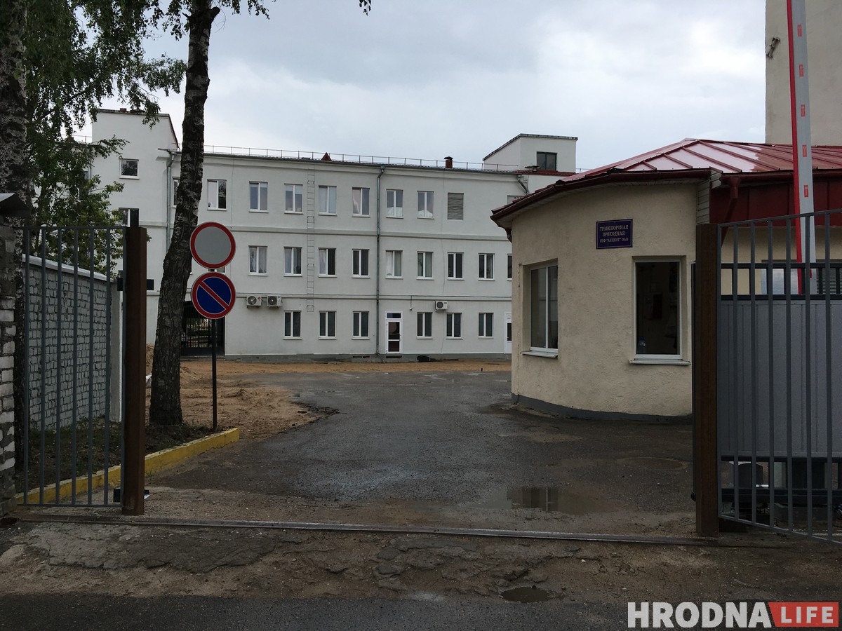 Таксисты и не только. Почему по пешеходной Мостовой все чаще ездят на авто? Таксисты и не только. Почему по пешеходной Мостовой все чаще ездят на авто?