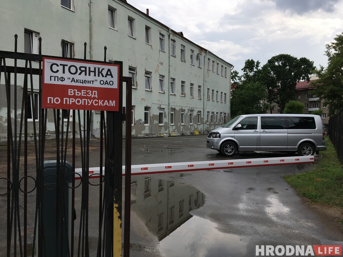 Таксисты и не только. Почему по пешеходной Мостовой все чаще ездят на авто? Таксисты и не только. Почему по пешеходной Мостовой все чаще ездят на авто?