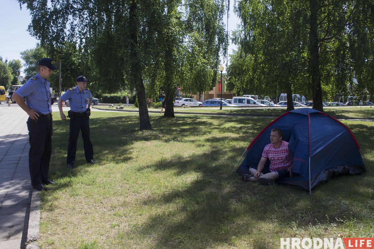 Гродненец поставил палатку перед администрацией района и собрался там жить. Ему предложили другое жилье Гродненец поставил палатку перед администрацией района и собрался там жить. Ему предложили другое жилье
