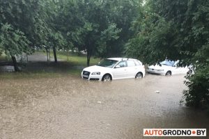 Ливень в Гродно: затопило кольцо на Суворова, Клецкова, Соломовой