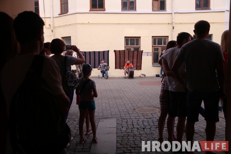 Танцы гродненских двориков открыли новый сезон Танцы гродненских двориков открыли новый сезон