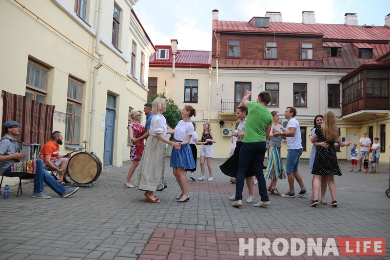 Танцы гродненских двориков открыли новый сезон Танцы гродненских двориков открыли новый сезон