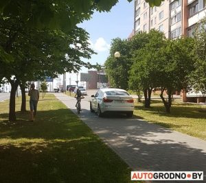 В Гродно по тротуарам ездят автомобили. Местные жители хотят обращаться в ГАИ