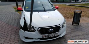 На вокзале автомобиль такси странным образом въехал в столб въехал в столб