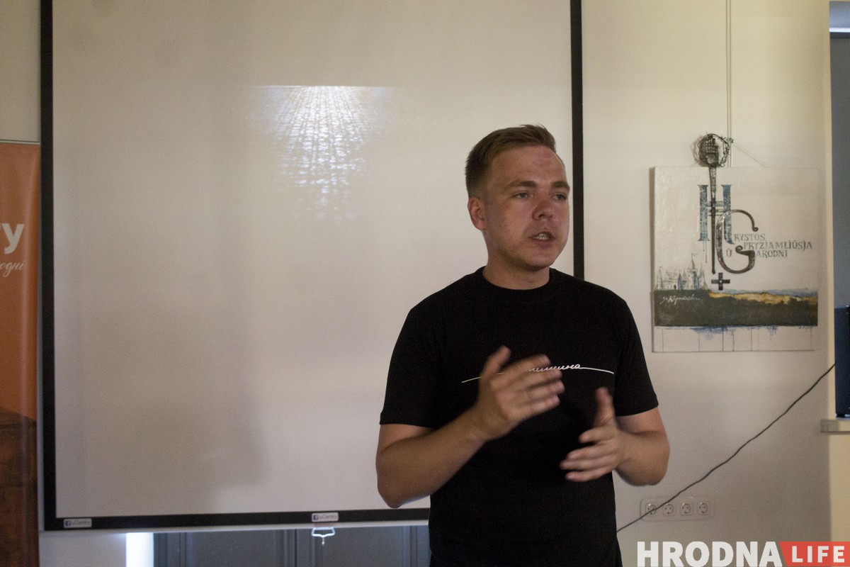 «Будет свет или будет тьма?». Александр Саенко открыл самую личную и самую главную выставку «Будет свет или будет тьма?». Александр Саенко открыл самую личную и самую главную выставку