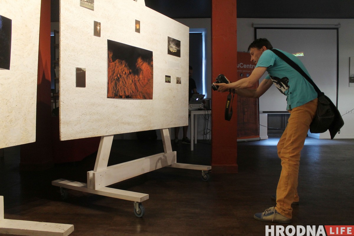 «Будет свет или будет тьма?». Александр Саенко открыл самую личную и самую главную выставку «Будет свет или будет тьма?». Александр Саенко открыл самую личную и самую главную выставку