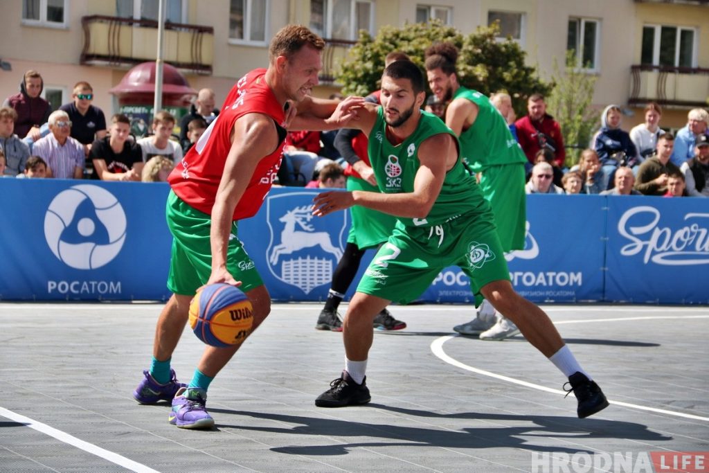 Посмотреть уличный баскетбол в центре Гродно пришли сотни зрителей