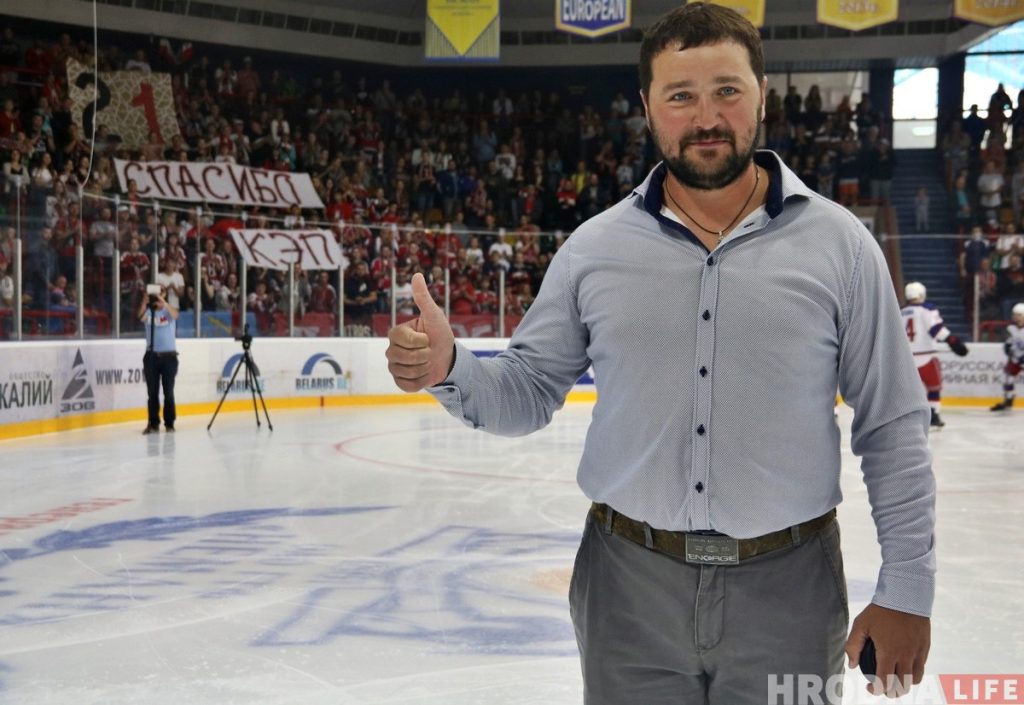Свитер под своды арены, а номер изымут из обращения: в Гродно поблагодарили Андрея Коршунова за карьеру