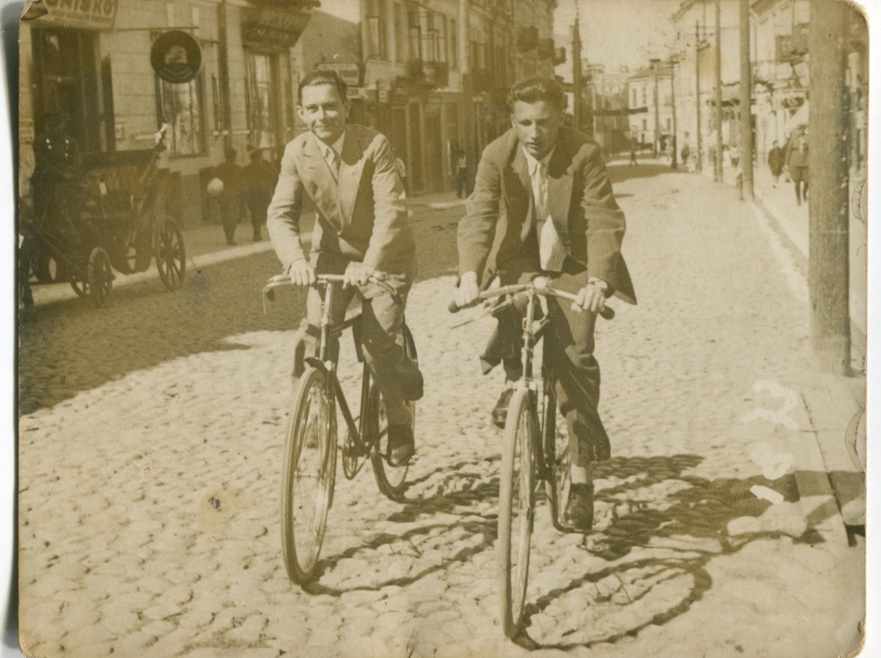 Смотрите, как выглядят черно-белые снимки Гродно, раскрашенные нейросетью Смотрите, как выглядят черно-белые снимки Гродно, раскрашенные нейросетью