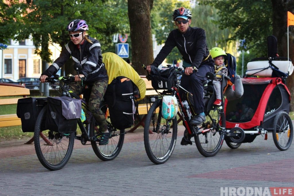 Семья из Ханты-Мансийска на велосипедах и с маленькими детьми добралась до Гродно. Рассказали, как это возможно