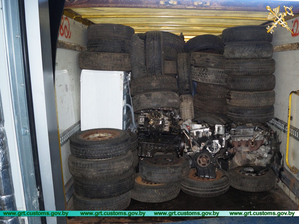 Японские внедорожники перемещали в тайнике из автомобильных запчастей