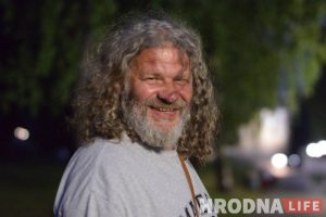 "Что в три года рисовал, то и сейчас”. Художник Павел Татарников привёз в Гродно ретроспективную выставку