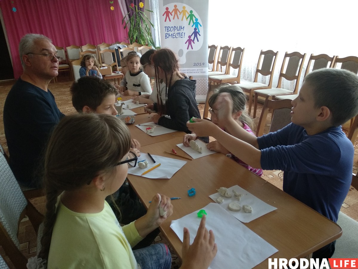 «Мама любит солнышко, папа – черные сердечки»… Гродненский художник второй год летом проводит занятия с особенными детьми «Мама любит солнышко, папа – черные сердечки»… Гродненский художник второй год летом проводит занятия с особенными детьми