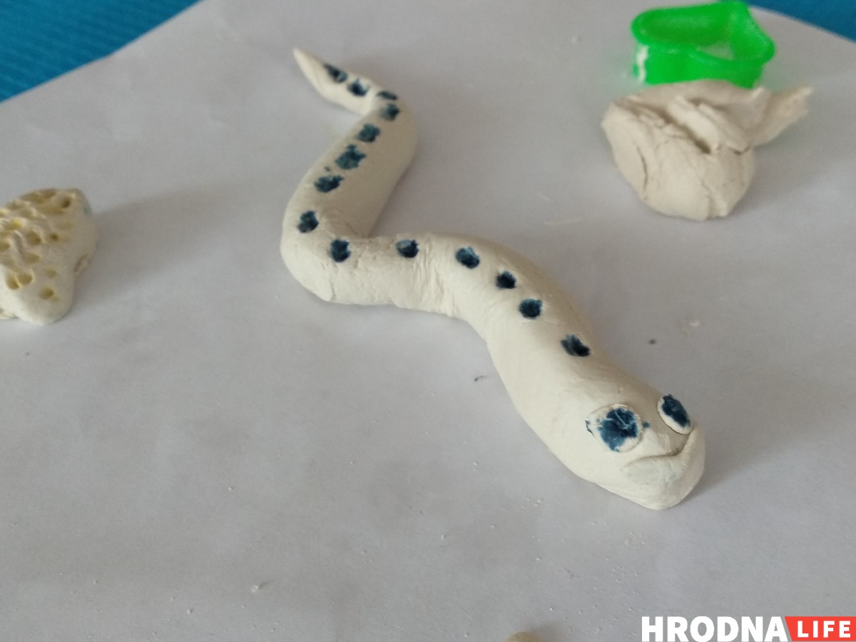 «Мама любит солнышко, папа – черные сердечки»… Гродненский художник второй год летом проводит занятия с особенными детьми «Мама любит солнышко, папа – черные сердечки»… Гродненский художник второй год летом проводит занятия с особенными детьми