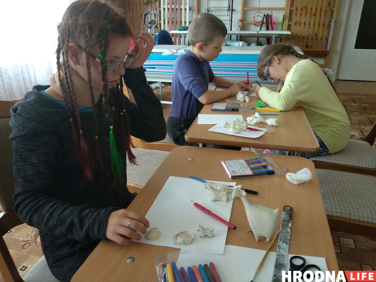 «Мама любит солнышко, папа – черные сердечки»… Гродненский художник второй год летом проводит занятия с особенными детьми «Мама любит солнышко, папа – черные сердечки»… Гродненский художник второй год летом проводит занятия с особенными детьми